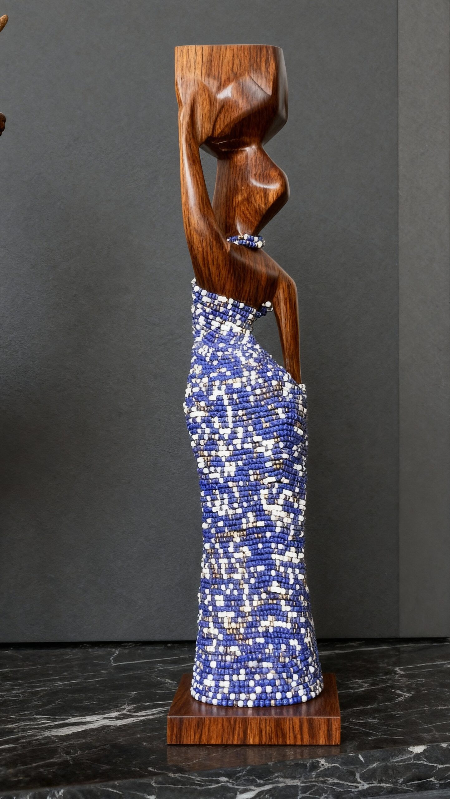 Sculpture : Femme Africaine Porteuse d'Eau en Bois et Perles