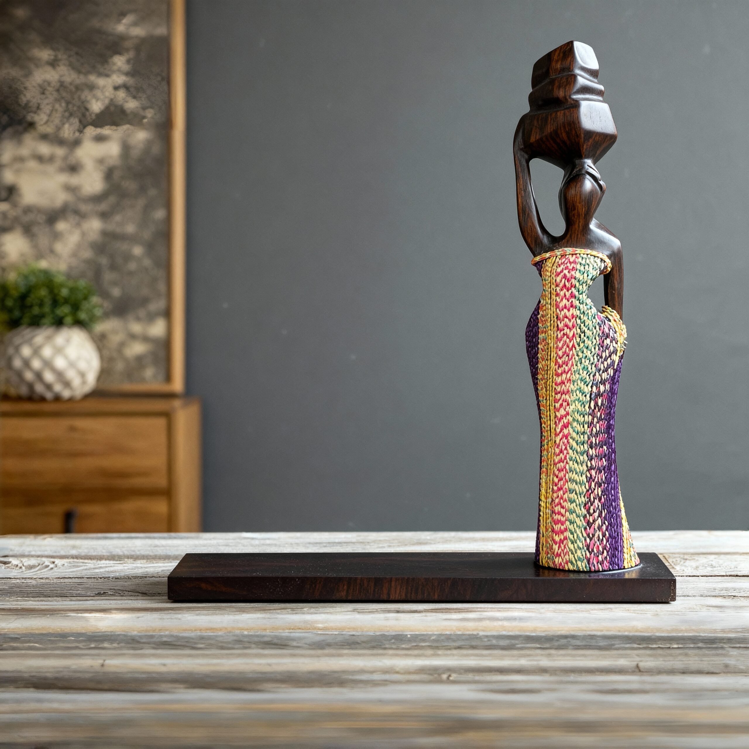 Sculpture Femme Africaine : Bois Sombre et Robe en Tissage Coloré